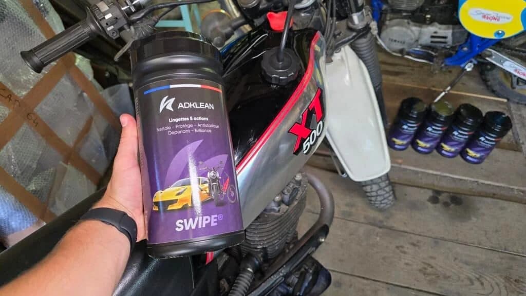 Pot Swipe devant une moto